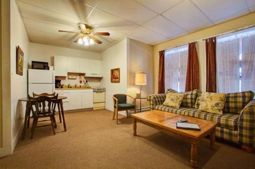 uma sala de estar com um sofá e uma mesa em Suites on Main em Margaretville