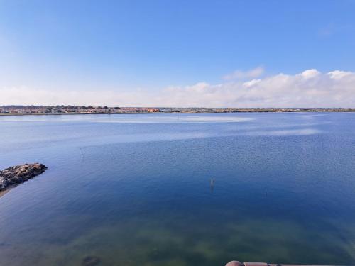 une vue aérienne d'une grande étendue d'eau dans l'établissement Apartment Les Marquises-6 by Interhome, au Barcarès
