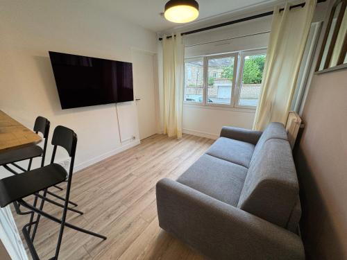 un salon avec un canapé et une table dans l'établissement La Dune, Proche Gare avec Parking, à Melun