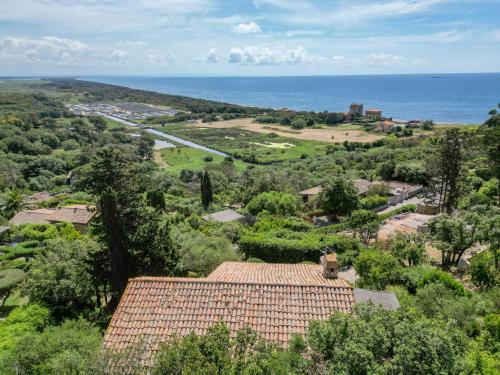 - une vue aérienne sur un village avec l'océan dans l'établissement Holiday Home La Tagliata by Interhome, à Ansedonia