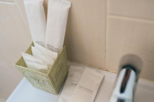 une boîte en papier toilette assise au-dessus d'un comptoir dans l'établissement LakeLyn Pool Villa 5BR , Free daily housekeeping, à Chiang Mai