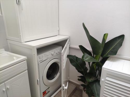 una lavanderia con lavatrice e impianto di L' Azzurro Mare casa vacanze a Pozzallo