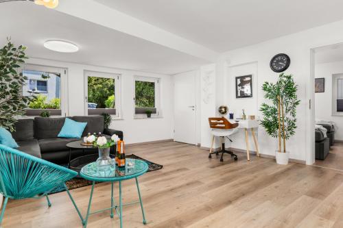 Et opholdsområde på MOLA Apartments-Ferienwohnung für 5 Personen-separater Eingang-Gratis Parkplatz-Terrasse-Grill-Highspeed WLAN-auch für Langzeit geeignet