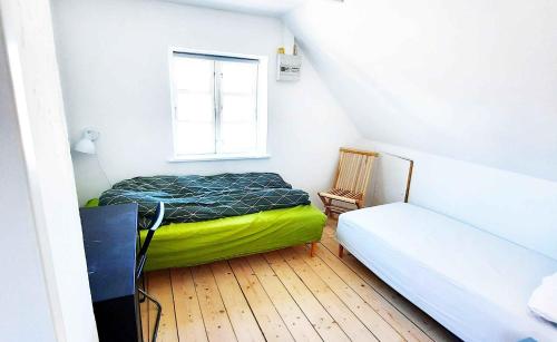 En eller flere senge i et værelse på Summer House In Årsdale With A Beautiful Sea View