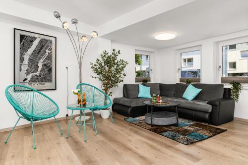 Et opholdsområde på MOLA Apartments-Ferienwohnung für 5 Personen-separater Eingang-Gratis Parkplatz-Terrasse-Grill-Highspeed WLAN-auch für Langzeit geeignet
