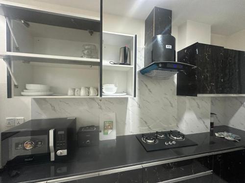 Una cocina o cocineta en Al Kareem Apartment