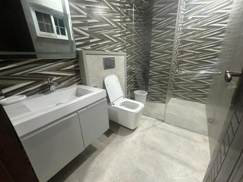 Un baño de Al Kareem Apartment
