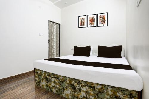 Ένα ή περισσότερα κρεβάτια σε δωμάτιο στο Hotel O Vaibhav Lakshmi In