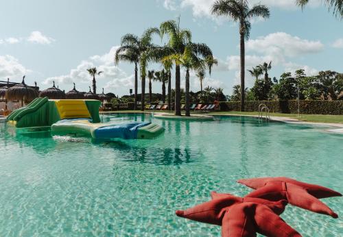 Kolam renang di atau dekat dengan SO/ Sotogrande Spa & Golf Resort Hotel