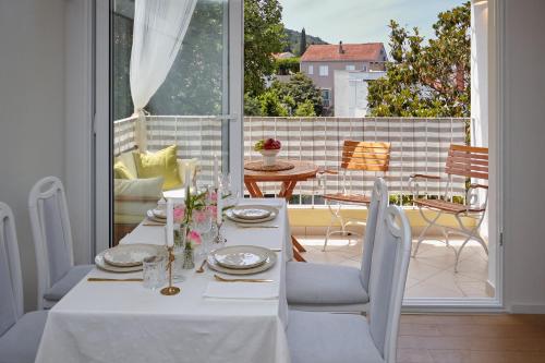 Johnny's place with free parking & balcony