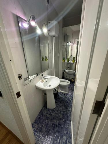 a bathroom with a sink and a toilet and a mirror at Apartamento Cerca Estacion de Bus in Murcia