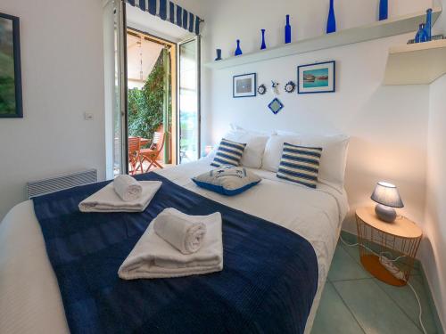 une chambre avec un lit avec des serviettes dessus dans l'établissement Le Marie Jeanne 6 Pers Giardino Vista Mare, à Villefranche-sur-Mer