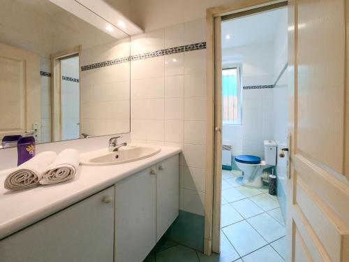 une salle de bain avec un lavabo et un miroir et des toilettes dans l'établissement Le Marie Jeanne 6 Pers Giardino Vista Mare, à Villefranche-sur-Mer