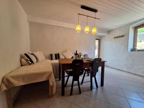 une salle à manger avec une table et un canapé dans l'établissement Maison de montagne - Aux Rousses - Réallon - Serre-Ponçon, à Réallon