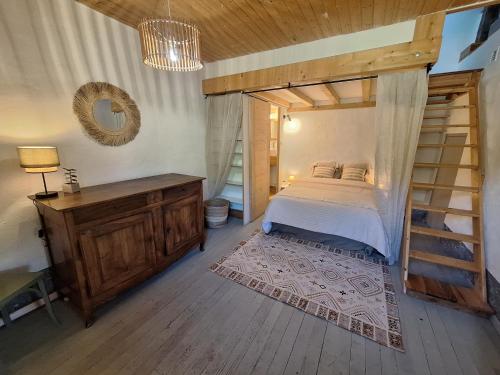 - une chambre avec des lits superposés et du parquet dans l'établissement Maison de montagne - Aux Rousses - Réallon - Serre-Ponçon, à Réallon