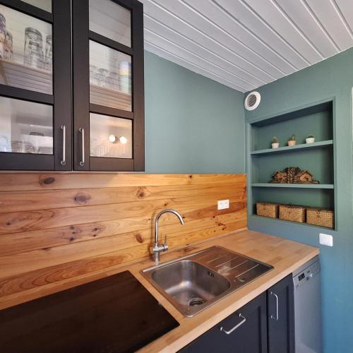 une cuisine avec un évier et un plan de travail en bois dans l'établissement Maison de montagne - Aux Rousses - Réallon - Serre-Ponçon, à Réallon