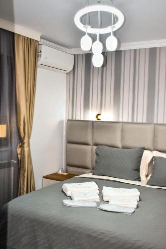 a bedroom with a bed with two towels on it at Villa Vakanica in Petrich