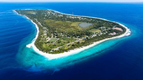 an island in the middle of the ocean at Maa Thundi in Fuvahmulah
