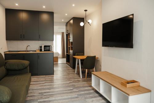kuchnia i salon z kanapą i stołem w obiekcie ASTUTO 21 Suites - Adults Only w mieście Jerez de la Frontera