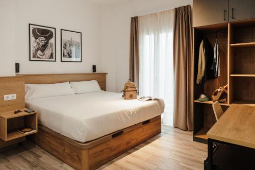 sypialnia z dużym łóżkiem w pokoju w obiekcie ASTUTO 21 Suites - Adults Only w mieście Jerez de la Frontera