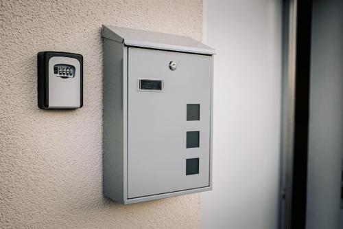 a lightswitch on a wall with a box on it at wolke 7, Bergblick Apartment, Kingsizebett & Schlafcouch, Balkon & Garten in Kiefersfelden