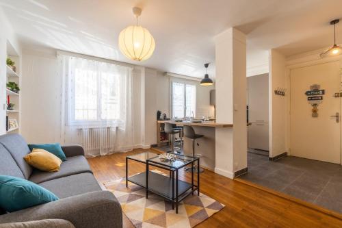 un salon avec un canapé et une table dans l'établissement L'artiste, à Annecy