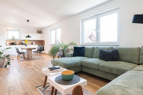 a living room with a couch and a table at Lilias Ferienwohnung in Losheim
