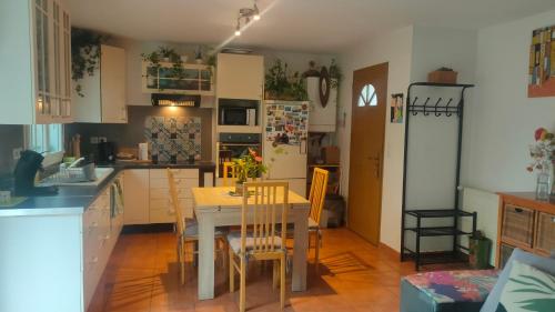 une cuisine avec une table et une salle à manger dans l'établissement Gignac 34 Maison avec jardin 3 min du centre ville, à Gignac