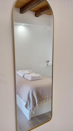 a mirror reflecting a bed in a white room at Menta Cinque Terre in Vernazza