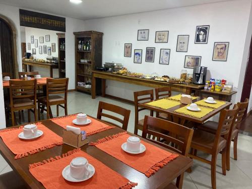 チラデンテスにあるMirante Mineiro Pousadaのダイニングルーム(テーブル、椅子、カウンター付)