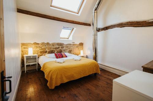 une chambre avec un lit avec deux serviettes dessus dans l'établissement La Petite Angele Cocon entre Terre et Mer, à Saint-Pierre-Église