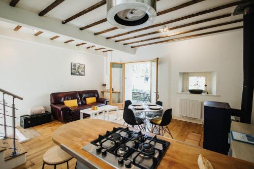 Il comprend une cuisine et un salon avec une cuisinière. dans l'établissement La Petite Angele Cocon entre Terre et Mer, à Saint-Pierre-Église