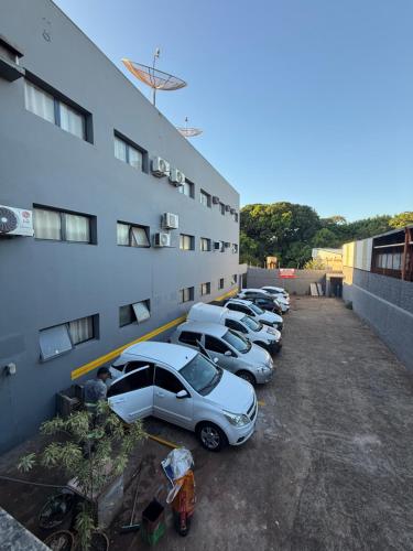 イツンビアラにあるHotel Castroの建物の外に停車する車列