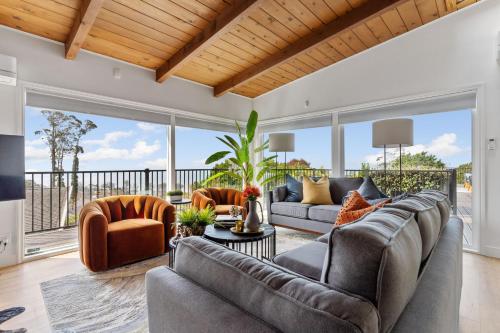 אזור ישיבה ב-Serene Oceanview Escape with Expansive Deck home