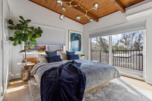 מיטה או מיטות בחדר ב-Serene Oceanview Escape with Expansive Deck home