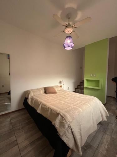 una camera da letto con un letto e un ventilatore a soffitto di Ático Mediterráneo a San Francisco