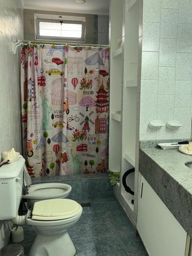 un bagno con un water e una tenda da doccia di Ático Mediterráneo a San Francisco