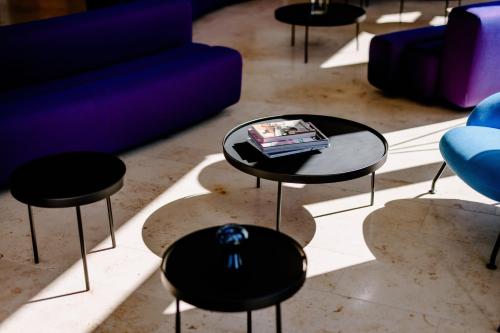 a room with a table and chairs and a couch at THE FLAG Meiller Gärten in Munich