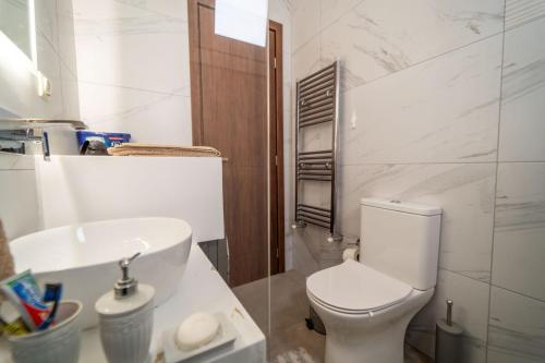 Ένα μπάνιο στο Cretan Country Villa with Shared Pool 2