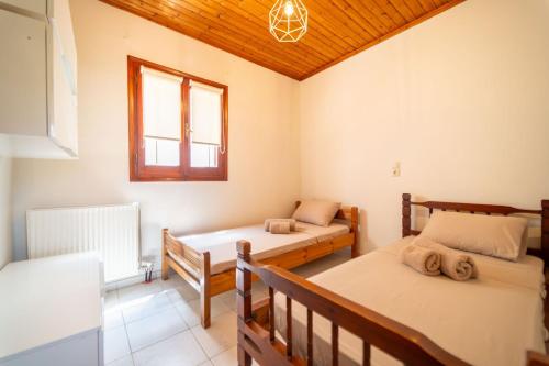 Ένα ή περισσότερα κρεβάτια σε δωμάτιο στο Cretan Country Villa with Shared Pool 2