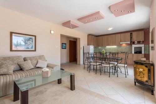 Charmantes Ferienhaus In Medići Mit Privatem Pool