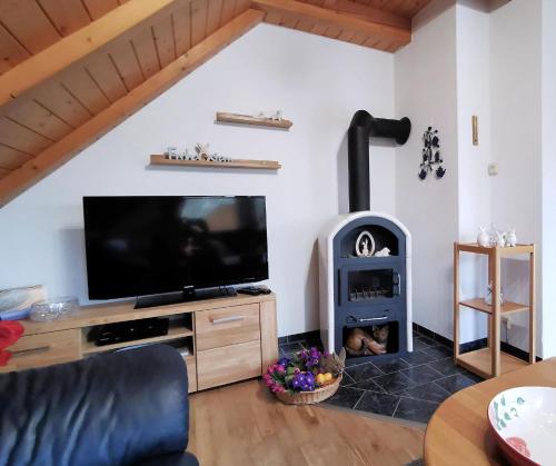 TV a/nebo společenská místnost v ubytování Wohnung In Wilhelmsfehn Mit Großem Balkon
