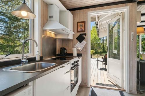 Η κουζίνα ή μικρή κουζίνα στο Lovely Family Cottage Near Child-Friendly Beach