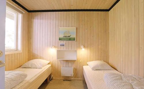 Ένα ή περισσότερα κρεβάτια σε δωμάτιο στο Lovely Family Cottage Near Child-Friendly Beach