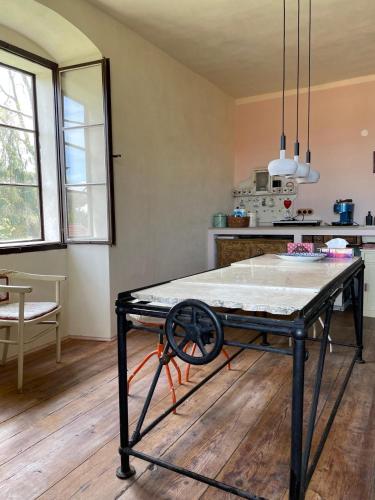 a table in the middle of a kitchen at Apartmán v barokního faře s rozsáhlou zahradou in Štichovice