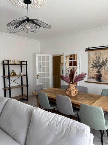 un salon avec une table et un canapé dans l'établissement Les rosiers, à Péré