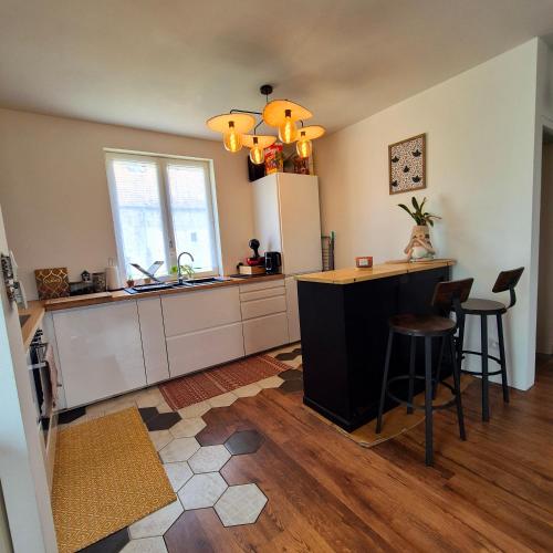 - une cuisine avec un îlot au milieu d'une pièce dans l'établissement La Planchotte, à Peigney