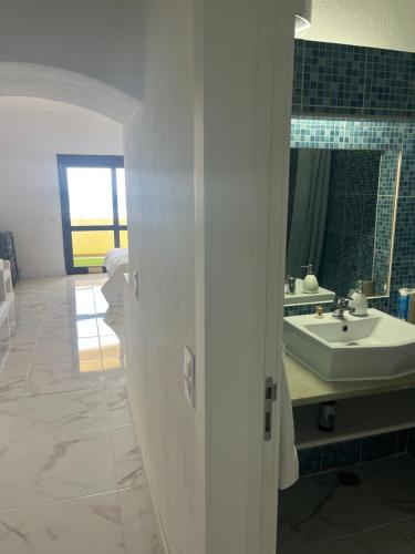 Koupelna v ubytování Amazing Sea View Studio w Pool