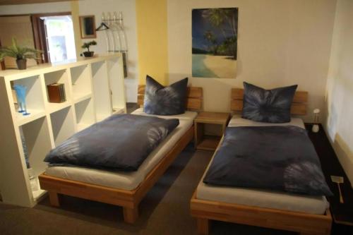 two twin beds in a room with at Ferienwohnung Loni In Viereth in Viereth