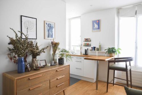 une cuisine avec un bureau et une commode en bois dans l'établissement Bright 1 bedroom apartment - near park, à Paris